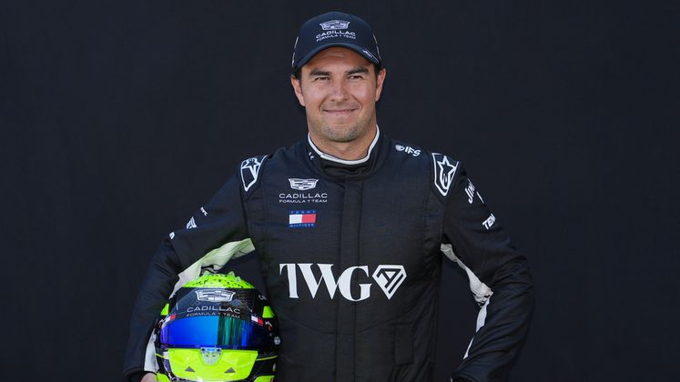 Checo Pérez posa durante una sesión de fotos en Australia | AP