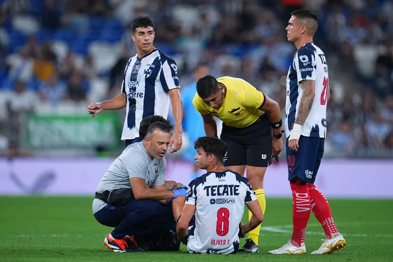 Oliver Torres sale lesionado en el Rayados vs Querétaro |MEXSPORT