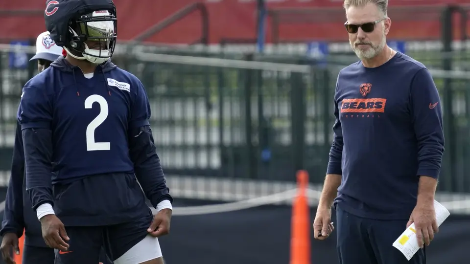 D.J. Moore y Matt Eberflus | AP