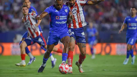 Willer Ditta y Joao Pedro se enfrentan en un partido de Atlético San Luis y Cruz Azul | IMAGO 7