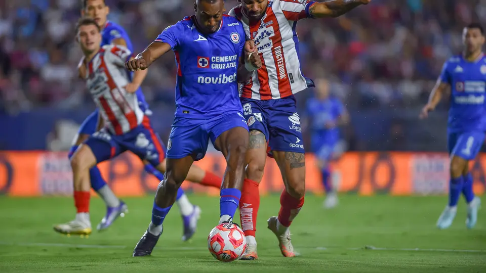 Willer Ditta y Joao Pedro se enfrentan en un partido de Atlético San Luis y Cruz Azul | IMAGO 7