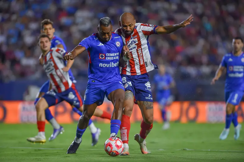Willer Ditta y Joao Pedro se enfrentan en un partido de Atlético San Luis y Cruz Azul | IMAGO 7