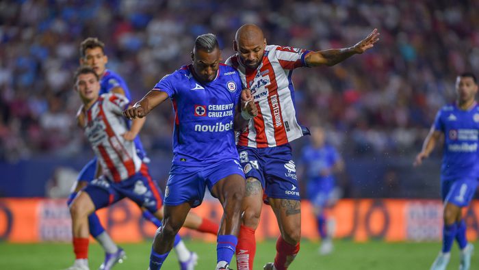 Willer Ditta y Joao Pedro se enfrentan en un partido de Atlético San Luis y Cruz Azul | IMAGO 7