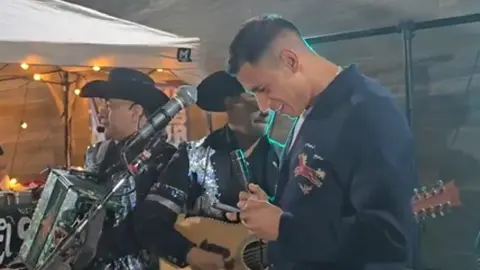 Malagón festejó su cumpleaños acompañado de una banda | CAPTURA