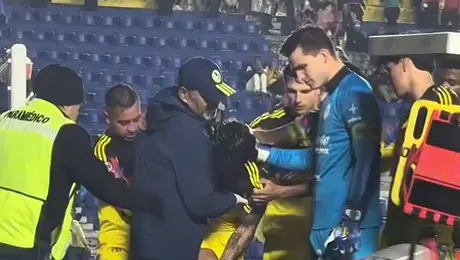 Víctor Dávila se va entre lágrimas del partido mientras sus compañeros tratan de consolarlo