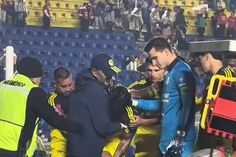 Víctor Dávila se va entre lágrimas del partido mientras sus compañeros tratan de consolarlo