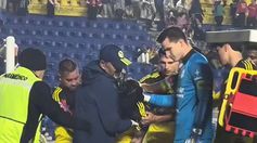 Víctor Dávila se va entre lágrimas del partido mientras sus compañeros tratan de consolarlo