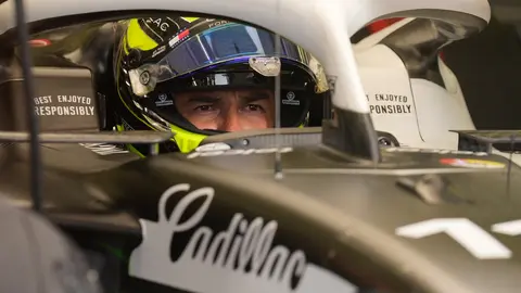 Checo Pérez en el auto de Cadillac durante las pruebas de pretemporada | AP