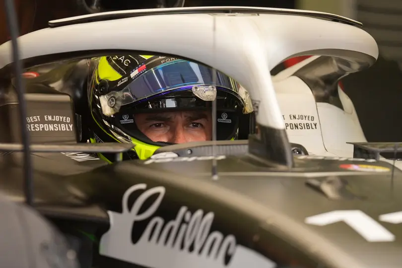 Checo Pérez en el auto de Cadillac durante las pruebas de pretemporada | AP