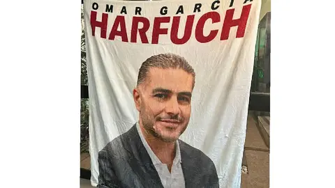 Además de las cobijas, también comenzaron a circular toallas con la imagen de Omar García Harfuch, otro producto que llamó la atención de los internautas./ RS
