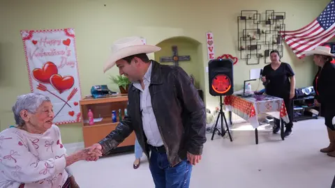 El artista nació en Edinburg, Texas, y es hijo del legendario músico tejano Roberto Pulido, quien influyó en su formación artística./ AP