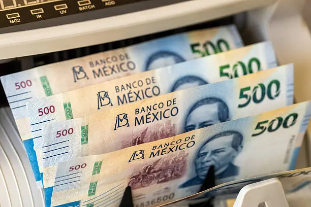 Quienes laboren durante el feriado del natalicio de Benito Juárez deberán recibir tres veces su salario diario, según la ley laboral mexicana./ Pixabay