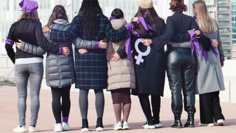 8M: ¿Por qué no se felicita el Día Internacional de la Mujer ni se dan flores?