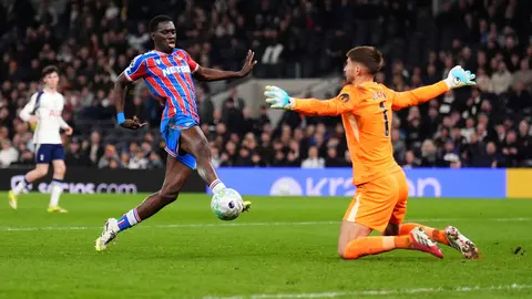 Ismaïla Sarr marcando ante el Tottenham Hotspur l AP