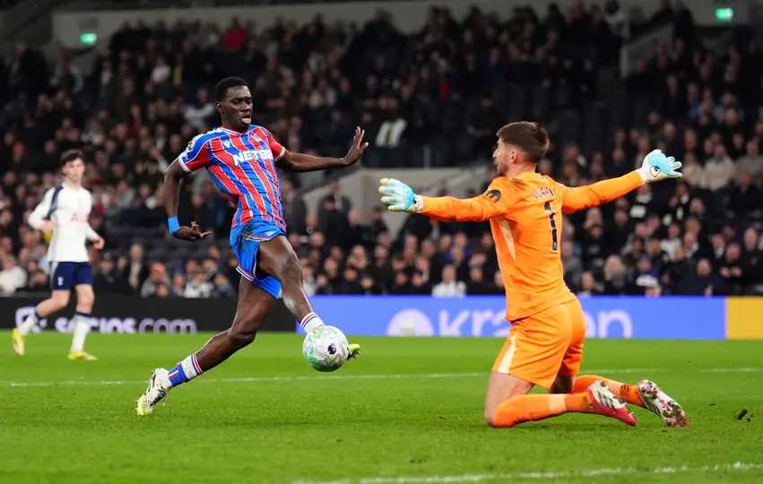 Ismaïla Sarr marcando ante el Tottenham Hotspur l AP