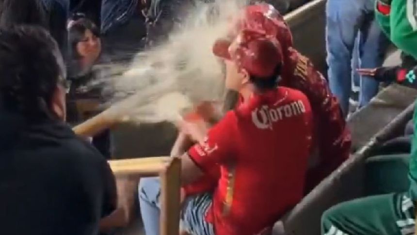 Aficionado de Toluca fue bañado en cerveza en CU | CAPTURA
