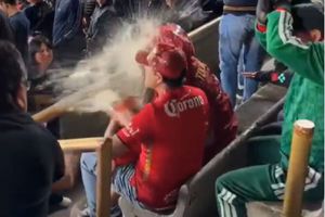 Aficionado de Toluca fue bañado en cerveza en CU | CAPTURA
