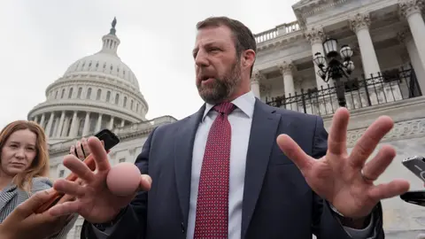 El senador Markwayne Mullin asumirá el liderazgo del Departamento de Seguridad Nacional el 31 de marzo de 2026, tras el anuncio del presidente Donald Trump. / AP