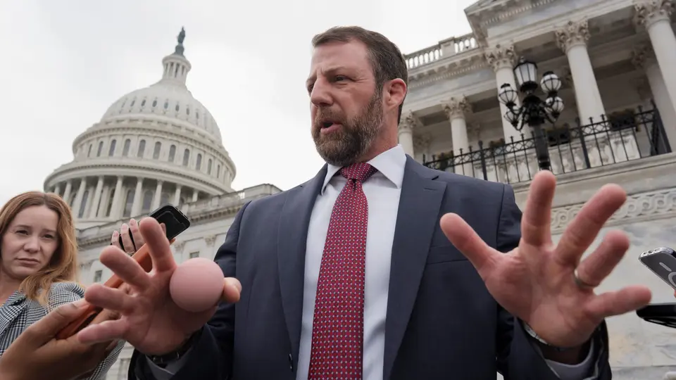 El senador Markwayne Mullin asumirá el liderazgo del Departamento de Seguridad Nacional el 31 de marzo de 2026, tras el anuncio del presidente Donald Trump. / AP