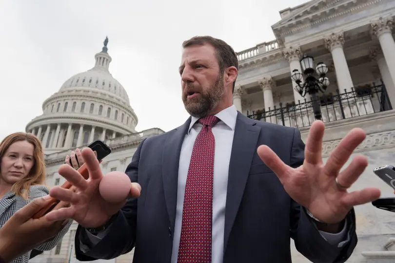 El senador Markwayne Mullin asumirá el liderazgo del Departamento de Seguridad Nacional el 31 de marzo de 2026, tras el anuncio del presidente Donald Trump. / AP