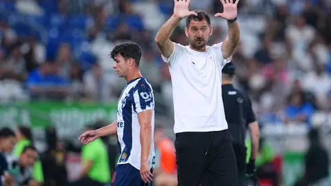 Nicolás Sánchez da indicaciones en su primer juego como DT de Rayados | MEXSPORT