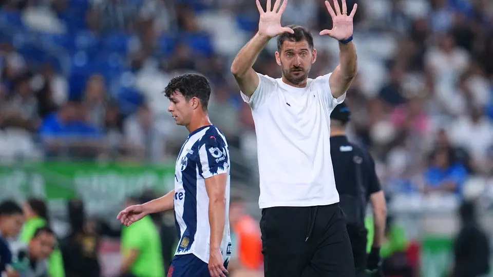 Nicolás Sánchez da indicaciones en su primer juego como DT de Rayados | MEXSPORT