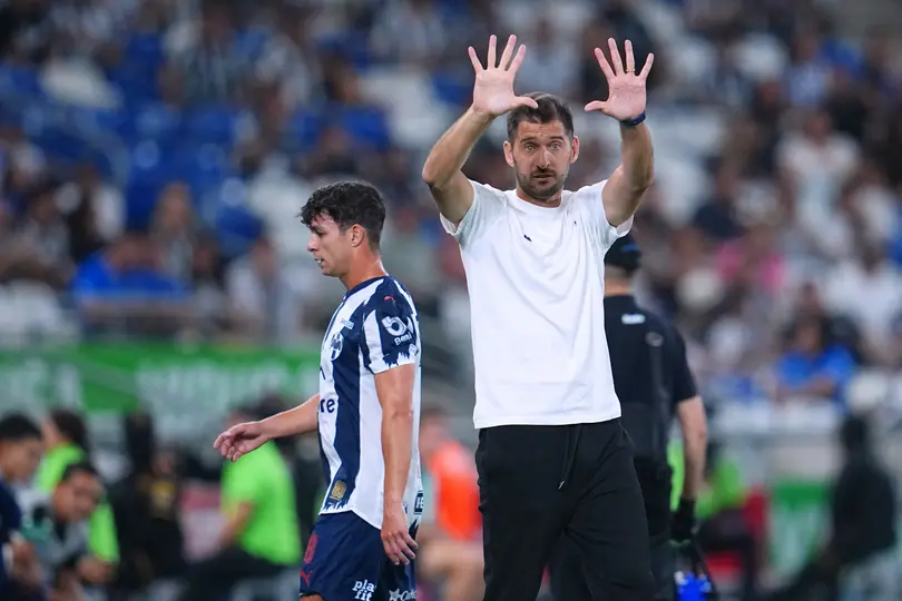 Nicolás Sánchez da indicaciones en su primer juego como DT de Rayados | MEXSPORT