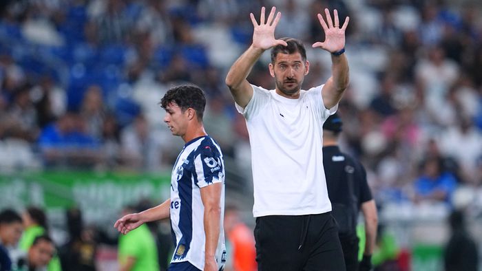 Nicolás Sánchez da indicaciones en su primer juego como DT de Rayados | MEXSPORT