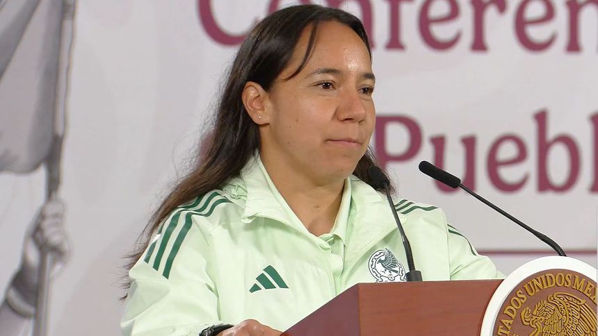 Charlyn Corral en la conferencia mañanera en Palacio Nacional | CAPTURA X: @Claudiashein