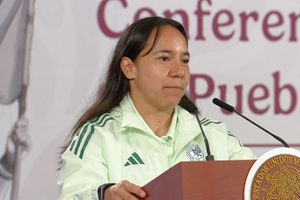 Charlyn Corral en la conferencia mañanera en Palacio Nacional | CAPTURA X: @Claudiashein