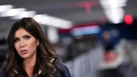 La salida de Kristi Noem ocurre en medio del debate político en Estados Unidos sobre control migratorio y seguridad en la frontera./ AP