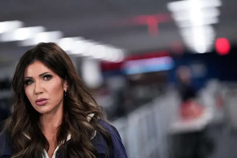 La salida de Kristi Noem ocurre en medio del debate político en Estados Unidos sobre control migratorio y seguridad en la frontera./ AP