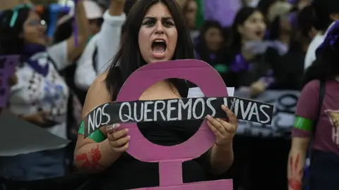 Las mujeres policías estarán distribuidas a lo largo del recorrido para brindar apoyo y orientación durante la manifestación./ AP
