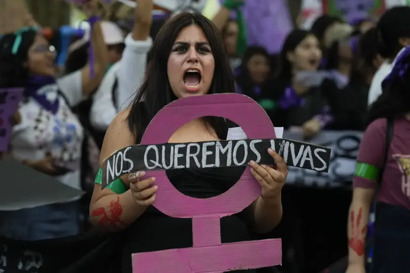Las mujeres policías estarán distribuidas a lo largo del recorrido para brindar apoyo y orientación durante la manifestación./ AP