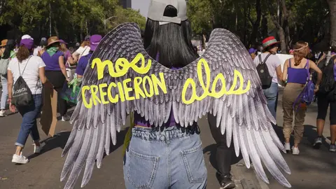 El operativo de seguridad busca acompañar y resguardar a las asistentes durante la movilización del Día Internacional de la Mujer./ AP