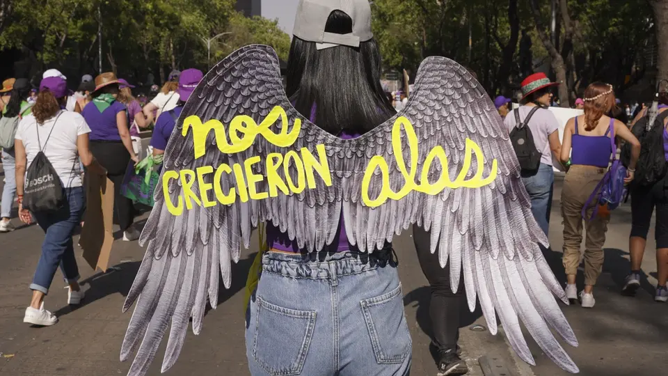 El operativo de seguridad busca acompañar y resguardar a las asistentes durante la movilización del Día Internacional de la Mujer./ AP