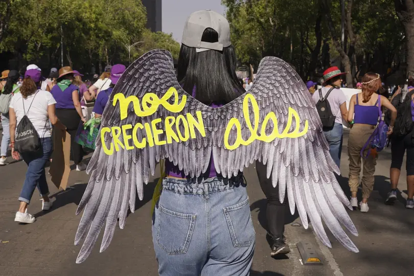 El operativo de seguridad busca acompañar y resguardar a las asistentes durante la movilización del Día Internacional de la Mujer./ AP