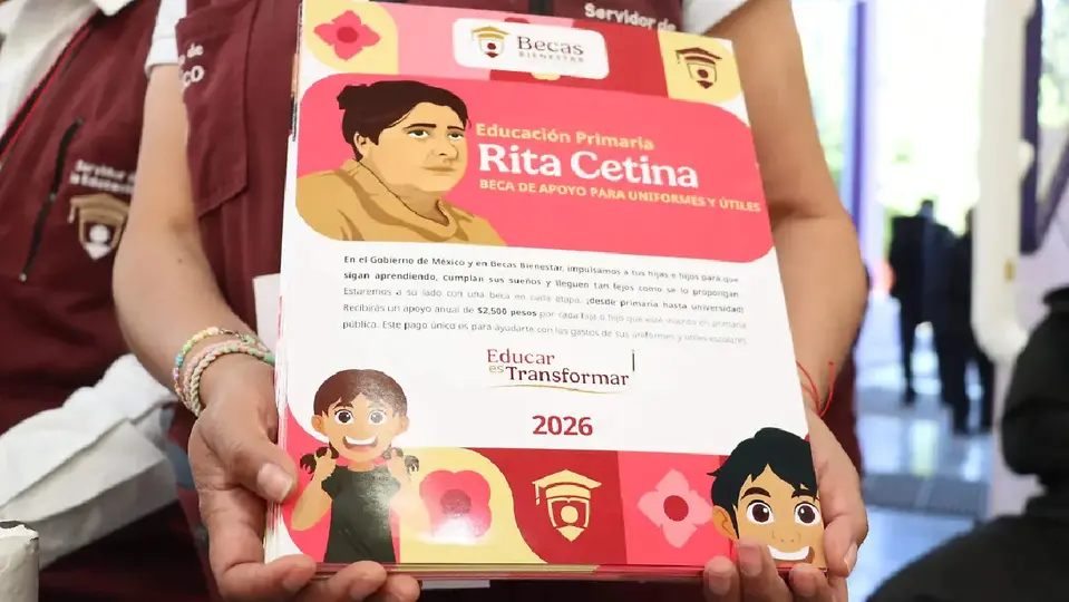 El programa contempla un pago anual de 2,500 pesos por estudiante para uniformes y útiles escolares / Redes Sociales