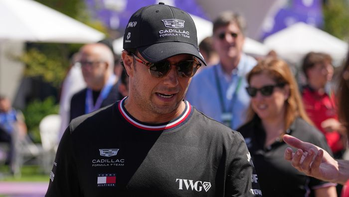 Checo Pérez en el paddock del Circuito Albert Park | AP