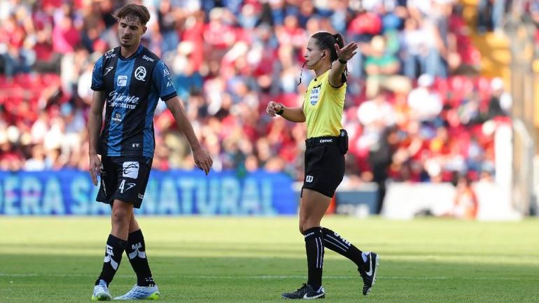 Karen Hernández, arbitra mexicana en el Querétaro vs Toluca I IMAGO7