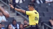 Visita inesperada: Árbitro del Monterrey vs San Luis estuvo con una mariposa gran parte del primer tiempo
