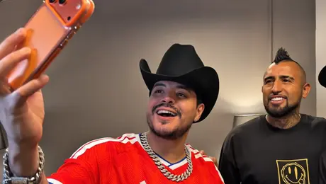¡Nadie lo esperaba! Arturo Vidal captado en concierto de Grupo Firme