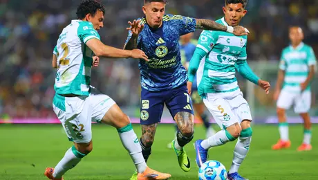 ¡Se rompe el partido! Santos Laguna se queda con 10 y caen goles tras la expulsion de Kevin Picon