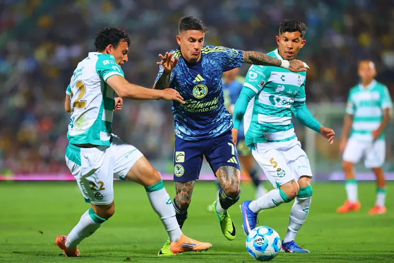 Kevin Picon intentando detener a Brian Rodríguez | MEXSPORT