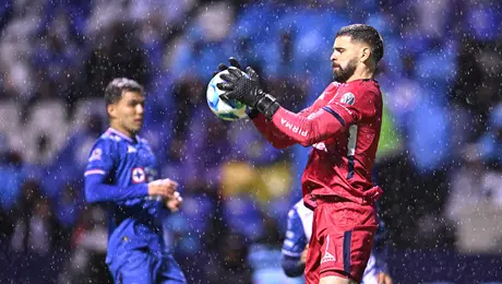 ¿Qué hiciste, Gudiño? Garrafal error del arquero de Cruz Azul ante Pachuca