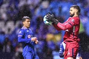 ¿Qué hiciste, Gudiño? Garrafal error del arquero de Cruz Azul ante Pachuca