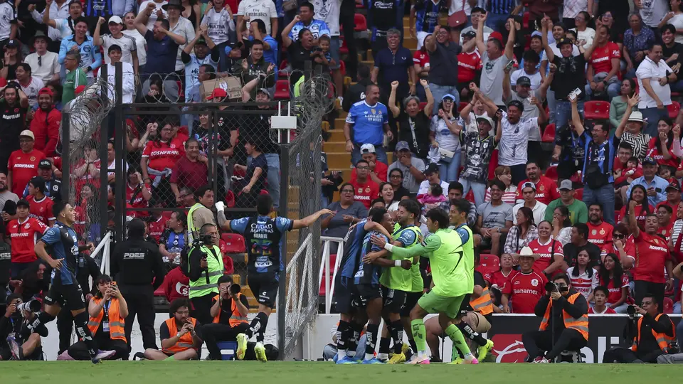 Querétaro sorprende al campeón: Gallos amarga la noche de Toluca en el Corregidora