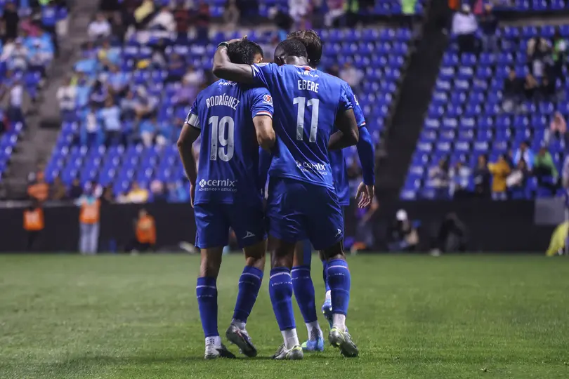Christian Ebere y Charly Rodríguez, jugadores del Cruz Azul, en festejo de gol ante Pachuca | IMAGO7