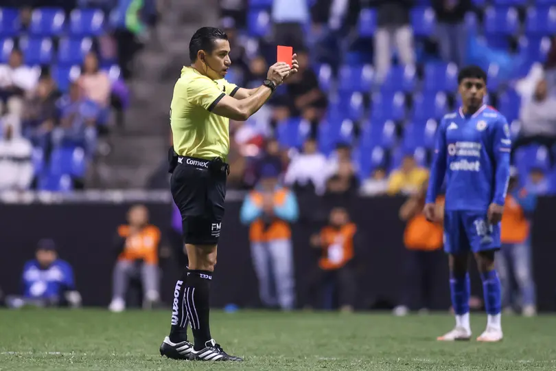 Víctor Alfonso Cáceres Hernández, árbitro central del Cruz Azul vs Pachuca del Clausura 2026 | IMAGO7