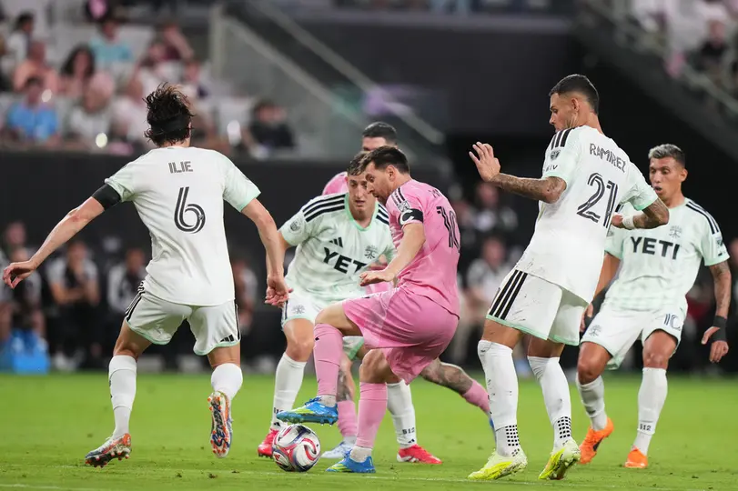 Lionel Messi saliendo de la marca de cuatro jugadores del Austin FC | AP